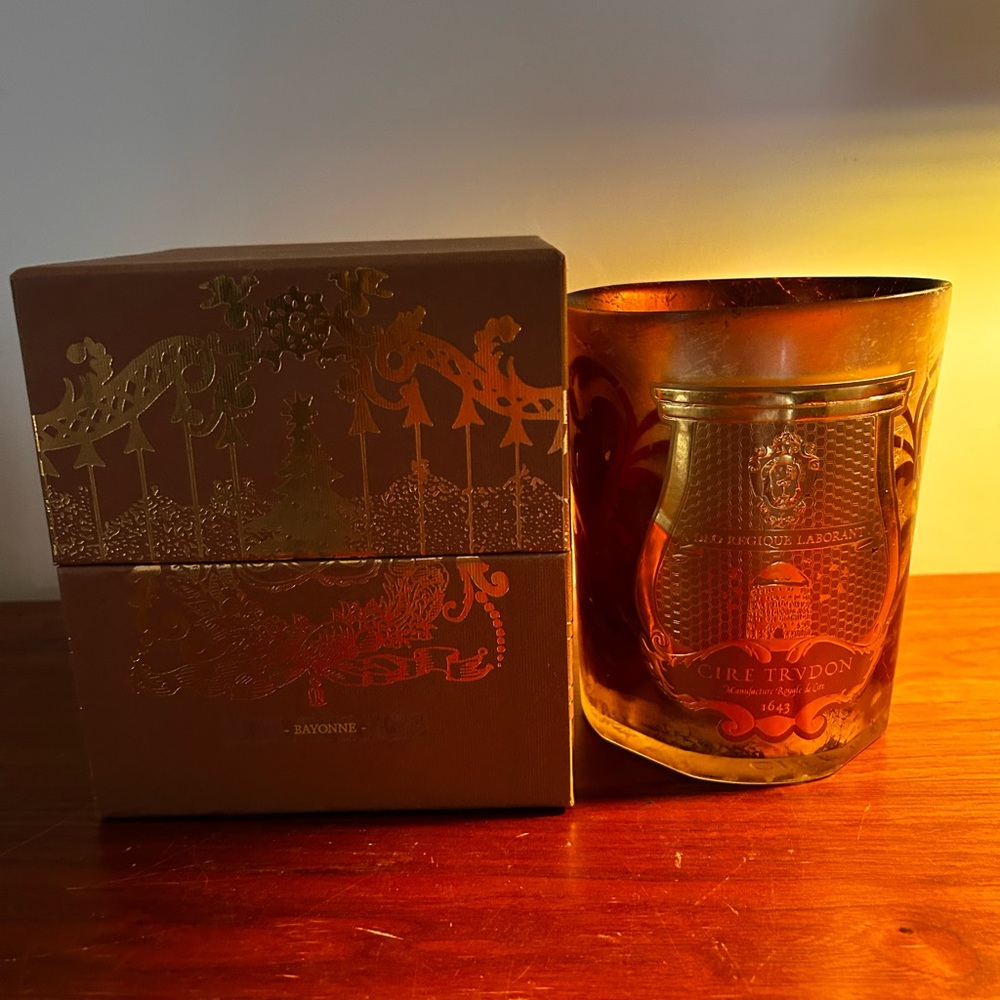 Trudon Empty LARGE intermezzo Bayonne candle vessel. Gold and red foil design. - Picture 6 of 11